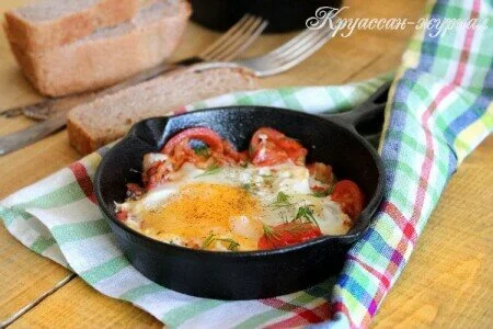 Яичница с салом и помидорами – по-деревенски
